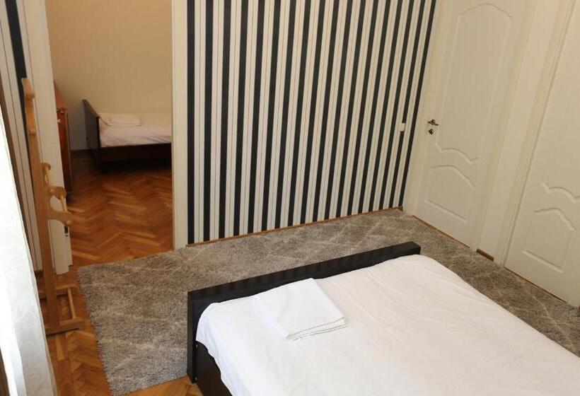 اتاق سوپریور خانوادگی, Guest House Pirosmani 60
