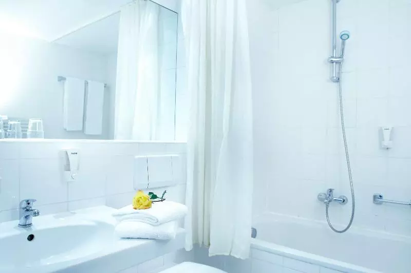 اتاق استاندارد سه نفره, Domicil Hamburg By Golden Tulip