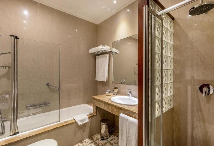 جناح جونيور مطلّ علي البحر, Llenaire