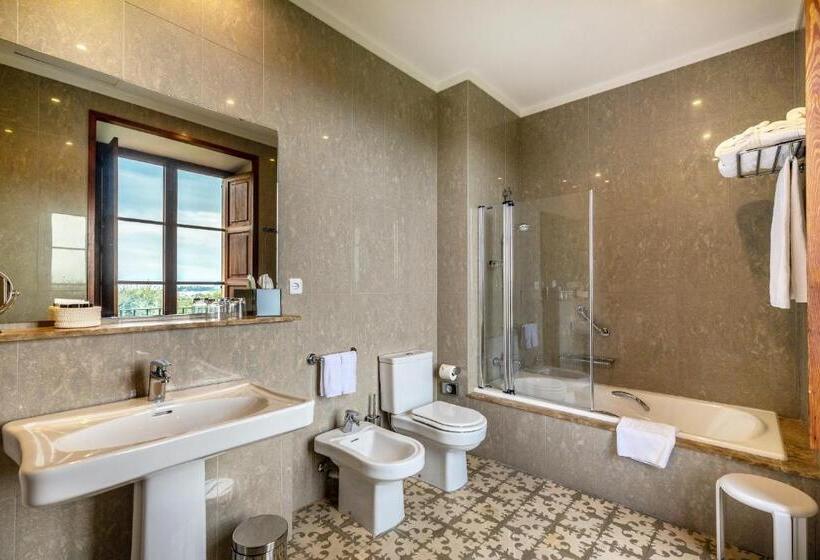 جناح جونيور مطلّ علي البحر, Llenaire