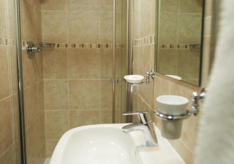 스탠다드 싱글 룸, Luna And Simone