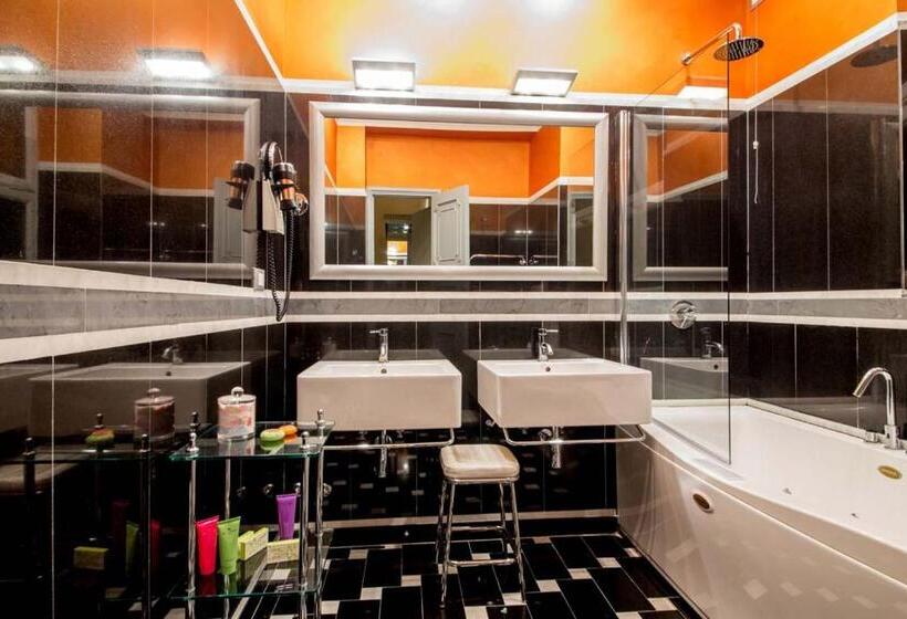 חדר משפחתי, The Inn At The Spanish Steps