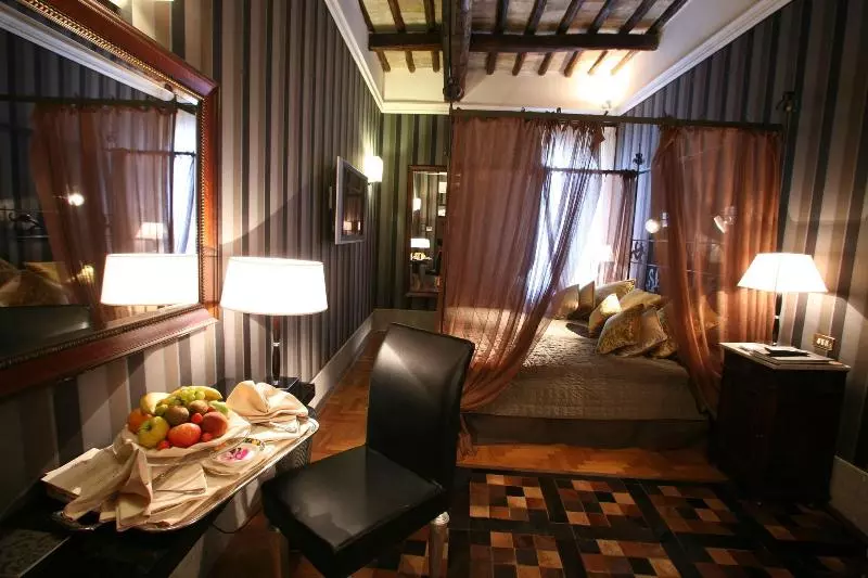 اتاق اجرایی, The Inn At The Spanish Steps
