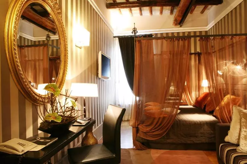 اتاق اجرایی, The Inn At The Spanish Steps