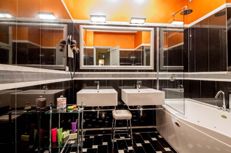 חדר משפחתי, The Inn At The Spanish Steps