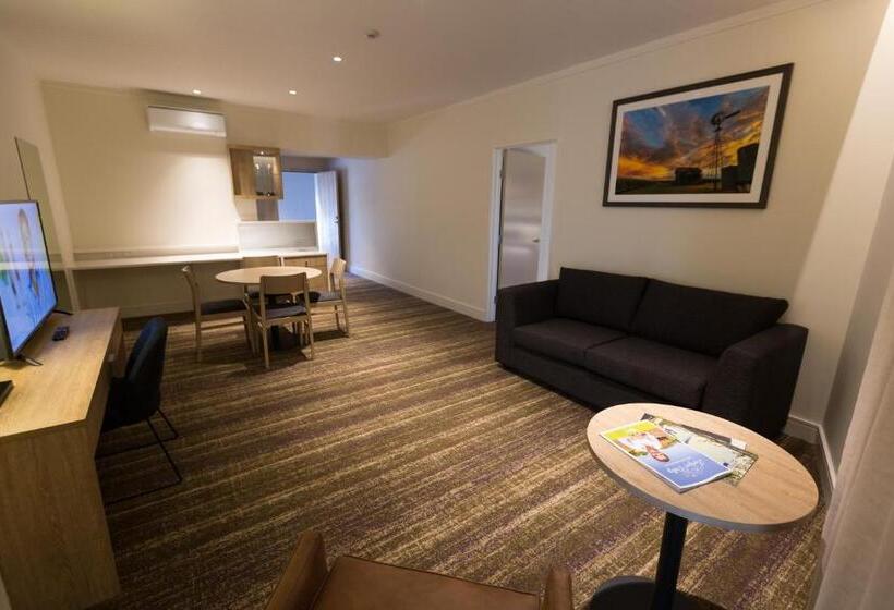 家庭套房, Porter S Plainland