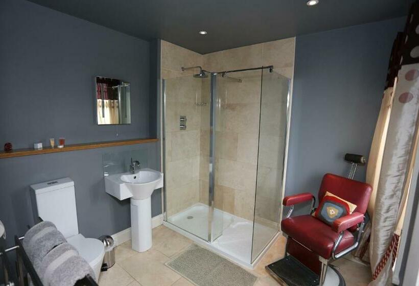 اتاق استاندارد با تخت بزرگ, Bedlam House