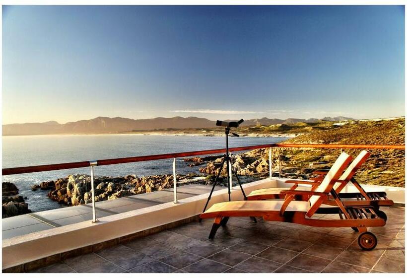 جناح دور أخير, Cliff Lodge