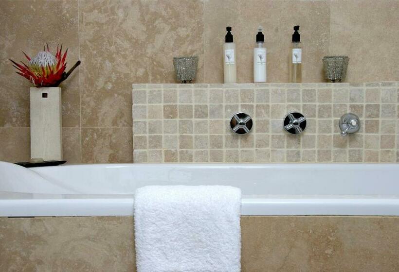 جناح دور أخير, Cliff Lodge