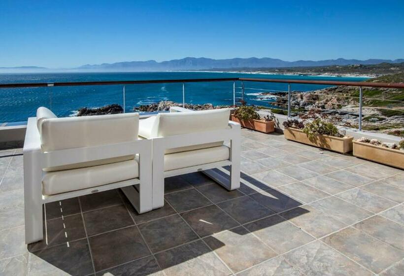 جناح دور أخير, Cliff Lodge