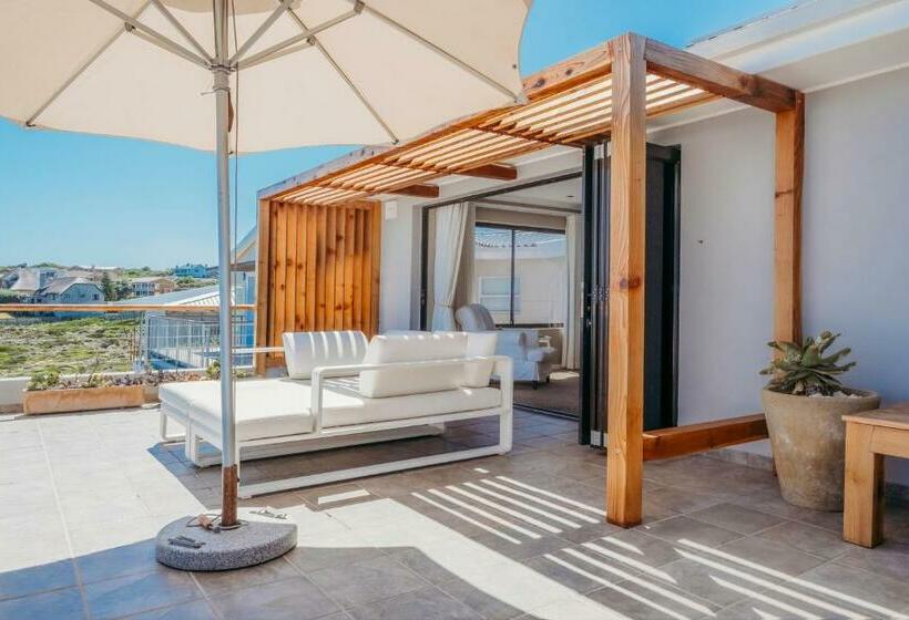 جناح دور أخير, Cliff Lodge