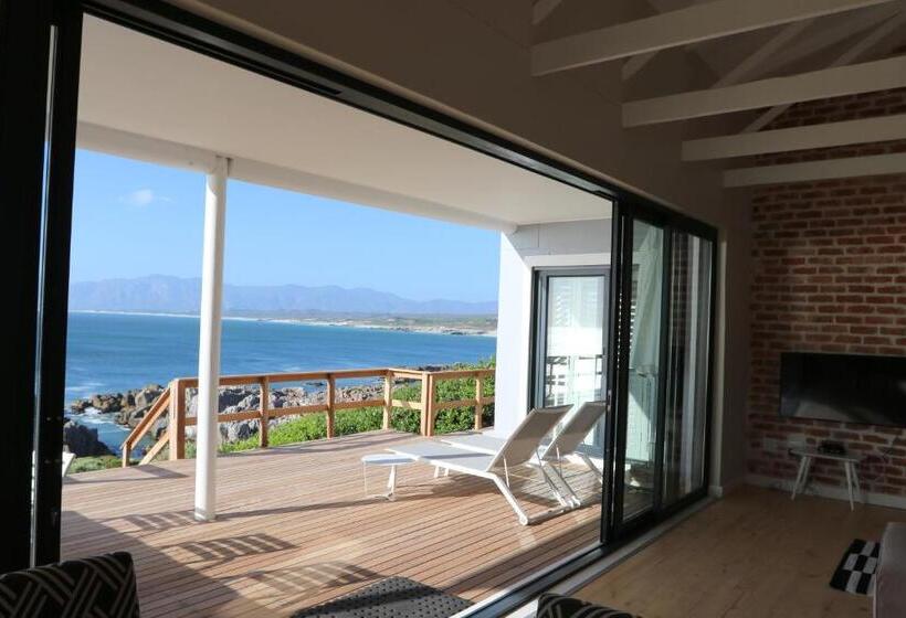 بنجلو ديلوكس, Cliff Lodge