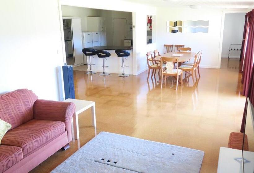 בית, 3 חדרי שינה, The Black Sparrow