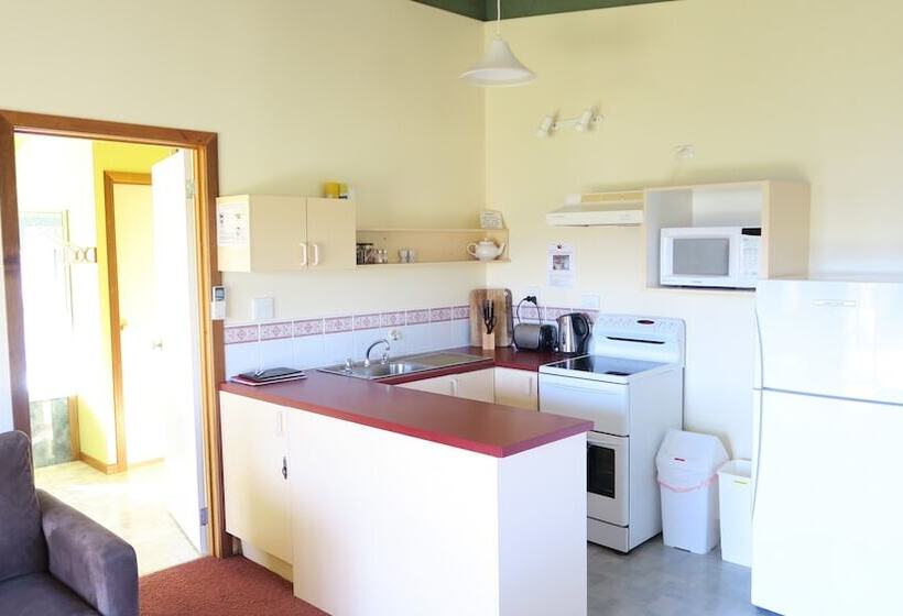 בקתת דלוקס בת חדר 1, The Black Sparrow