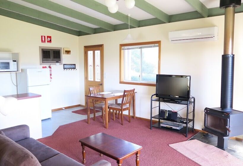 בקתת דלוקס בת חדר 1, The Black Sparrow