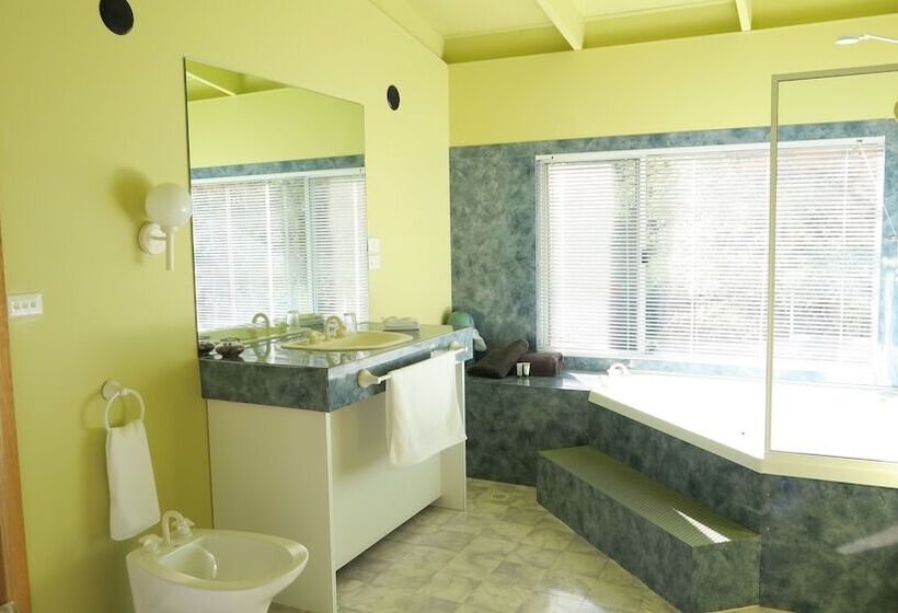 בקתת דלוקס בת חדר 1, The Black Sparrow