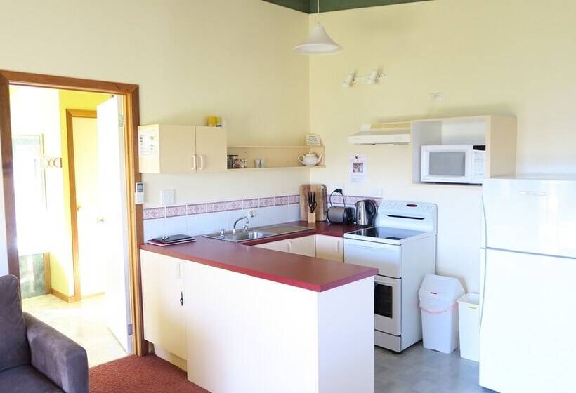 בקתת דלוקס בת חדר 1, The Black Sparrow