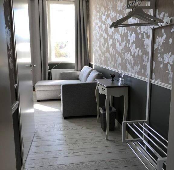 غرفة عائلية, Norrfly Herrgård