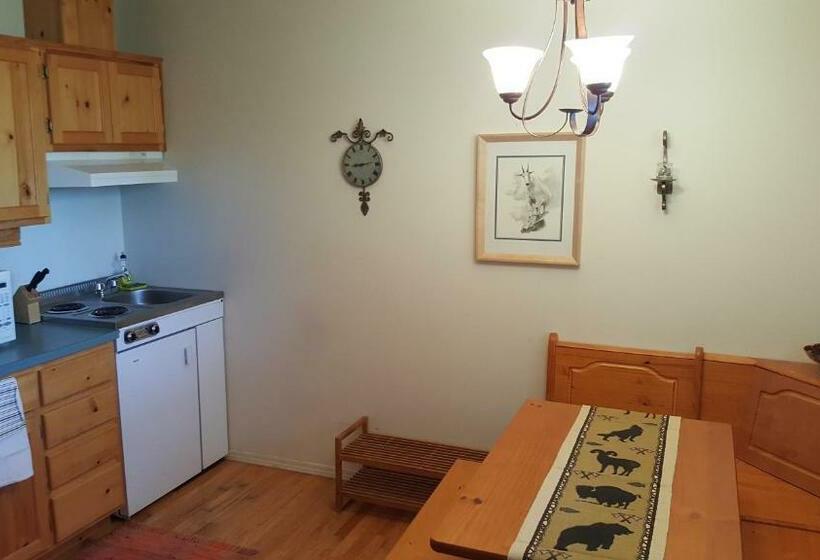 Suite with lake view, Wettstone Guest Ranch