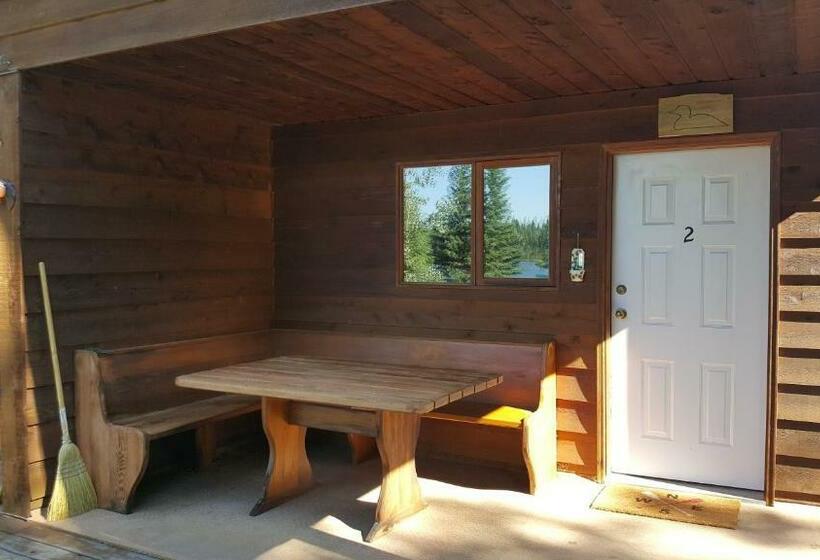 Suite with lake view, Wettstone Guest Ranch