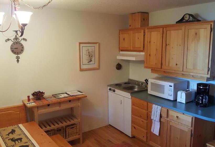 Suite with lake view, Wettstone Guest Ranch