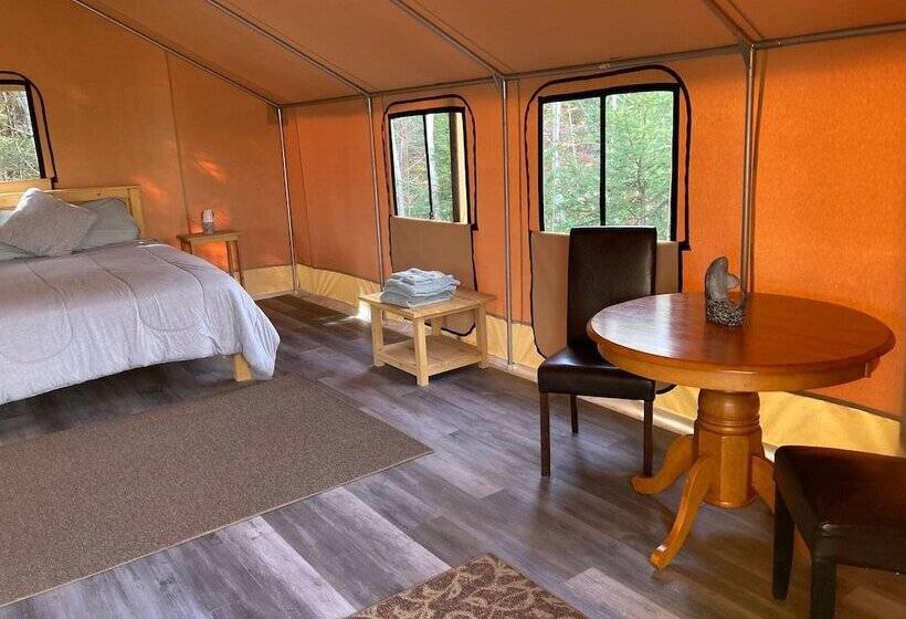 كوخ قياسي, Dominion Hill Country Inn