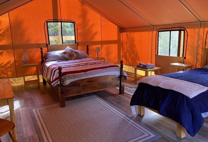 Standard Tent, Dominion Hill Country Inn