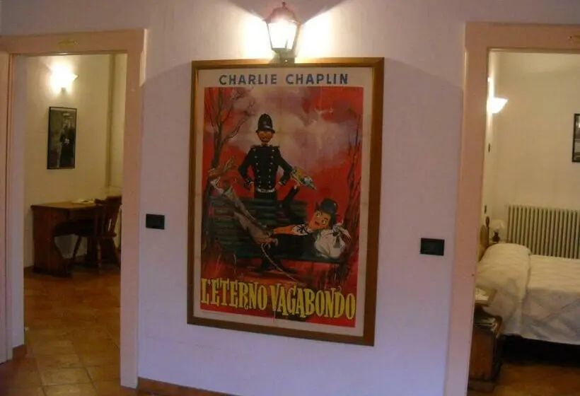 スタンダードトリプルルーム, Charlie Chaplin