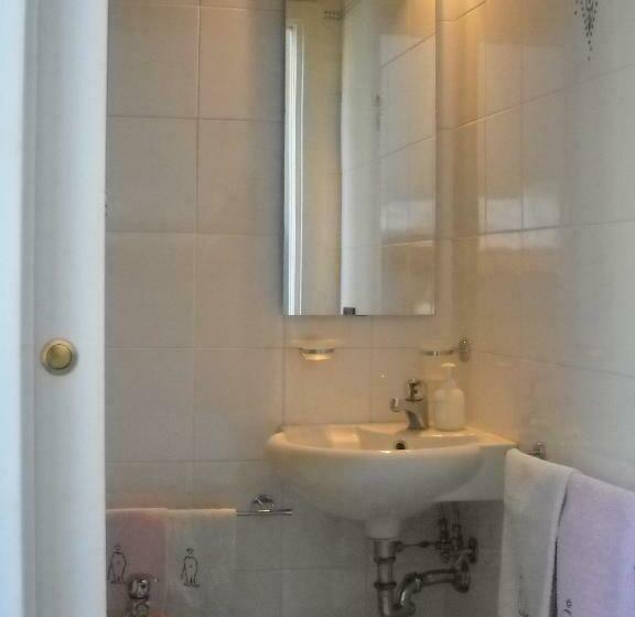 غرفة قياسية ثلاثية, Charlie Chaplin