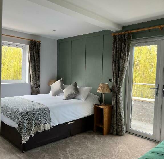 Номер Deluxe с Балконом, The Three Pickerels