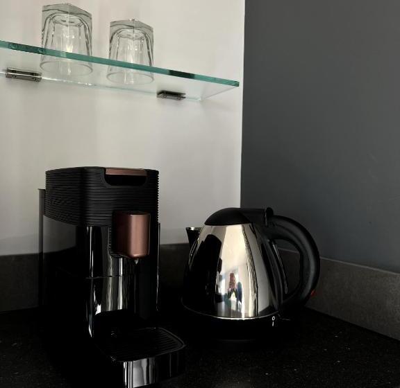 Номер Deluxe, The Three Pickerels