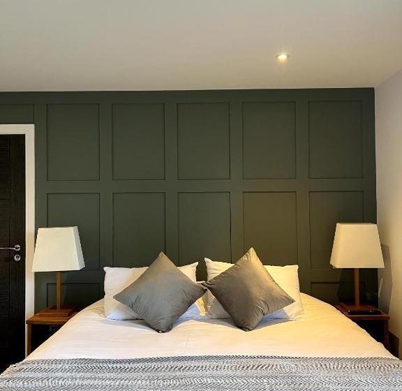 Номер Superior, The Three Pickerels