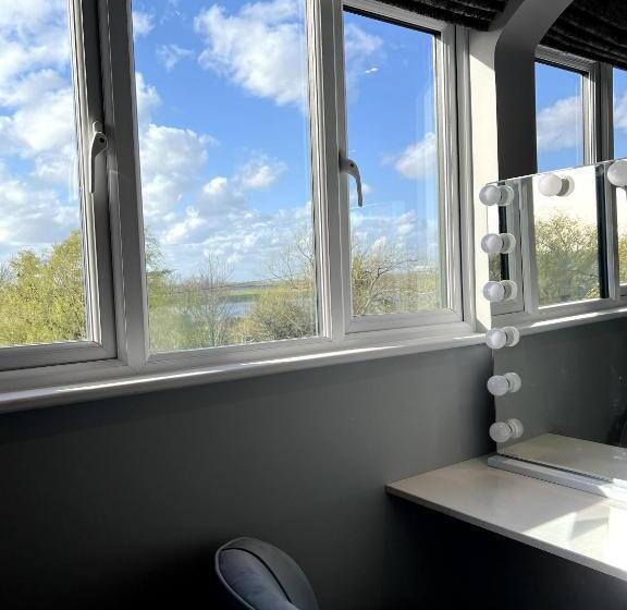 Номер Deluxe Кровать Кинг, The Three Pickerels