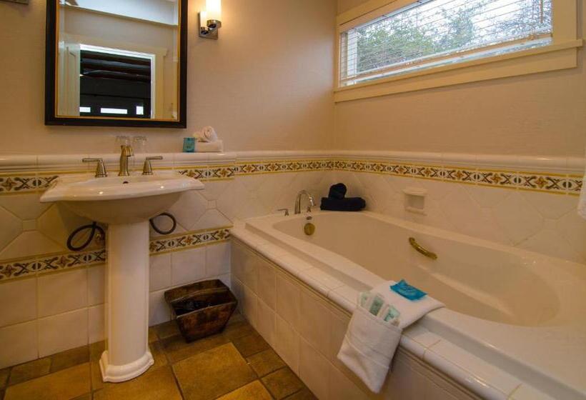 带大床的标准工作室, Galiano Oceanfront Inn & Spa