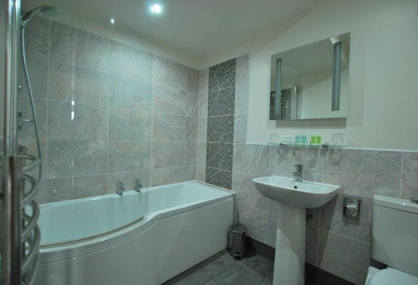 패밀리 주니어 스위트, Ye Olde Fighting Cocks