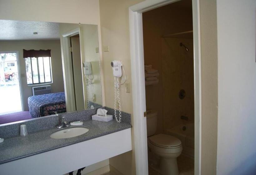 غرفة قياسية سرير كينج, Travelers Motel