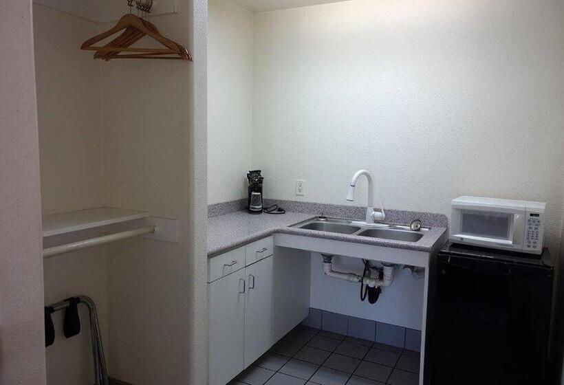 غرفة قياسية سرير كينج لذوى الإحتياجات الخاصة, Travelers Motel