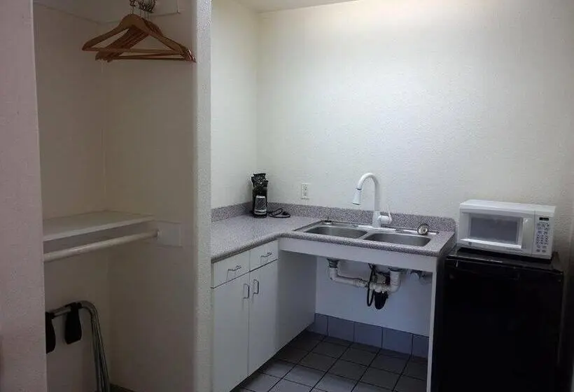 身障者適用キングサイズベッドルーム, Travelers Motel