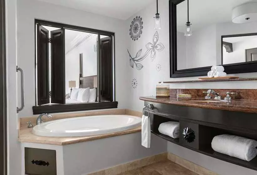 اتاق استاندارد با چشم‌انداز, Hilton Niagara Falls/fallsview Hotel & Suites
