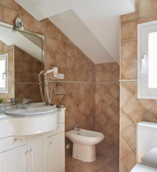 اتاق استاندارد چهارنفره با بالکن, Leizarooms