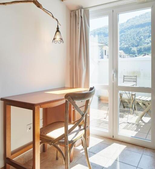 اتاق استاندارد چهارنفره با بالکن, Leizarooms