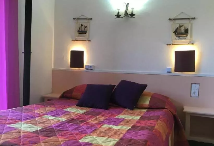 اتاق استاندارد سه تخته با بالکن, Hôtel Le Bon Accueil