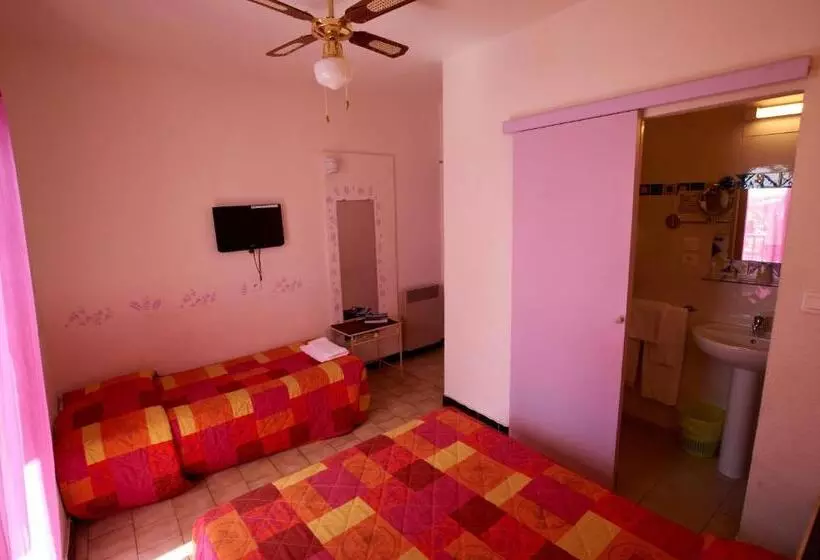 اتاق استاندارد سه تخته با بالکن, Hôtel Le Bon Accueil