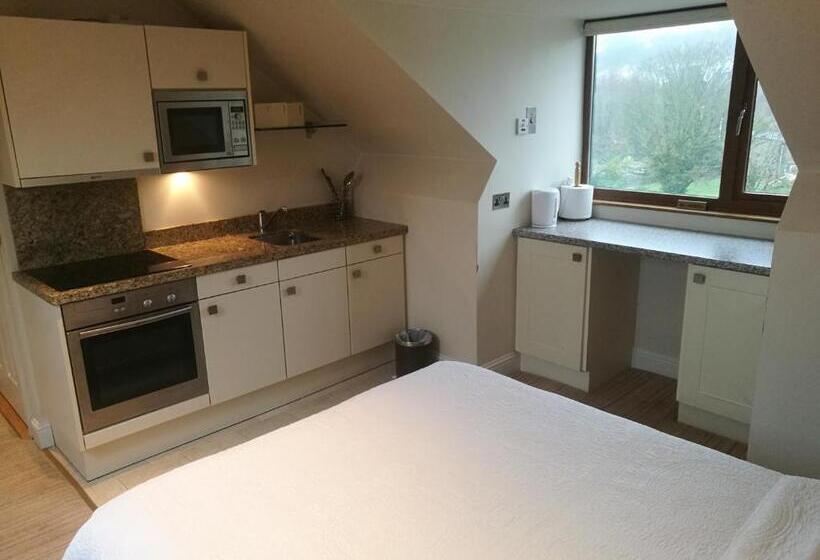 스탠다드 스튜디오, Crawford House  Scholarlee Living Apartments