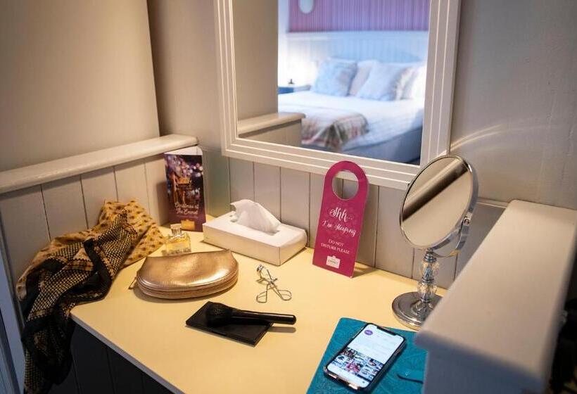 スタンダードトリプルルーム, Emmet