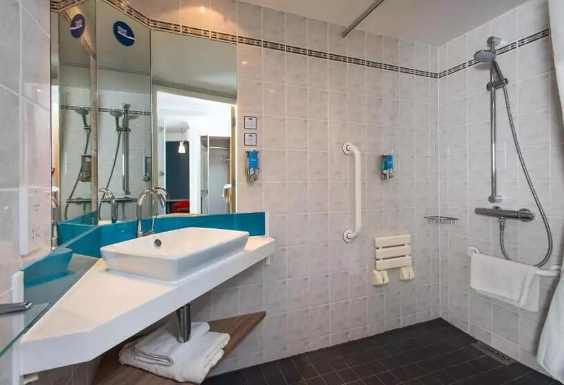 身障者適用スタンダードルーム, Holiday Inn Express Edinburgh   Leith Waterfront, An Ihg