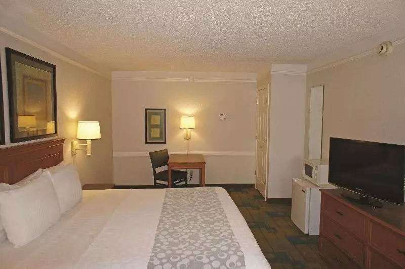 キングサイズベッドのスタンダードルーム, La Quinta Inn By Wyndham Pensacola