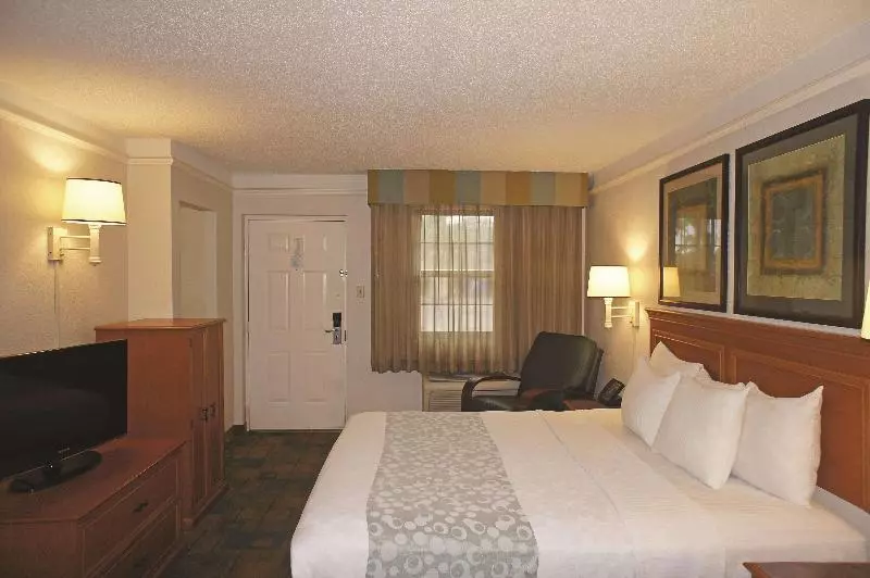 キングサイズベッドのスタンダードルーム, La Quinta Inn By Wyndham Pensacola