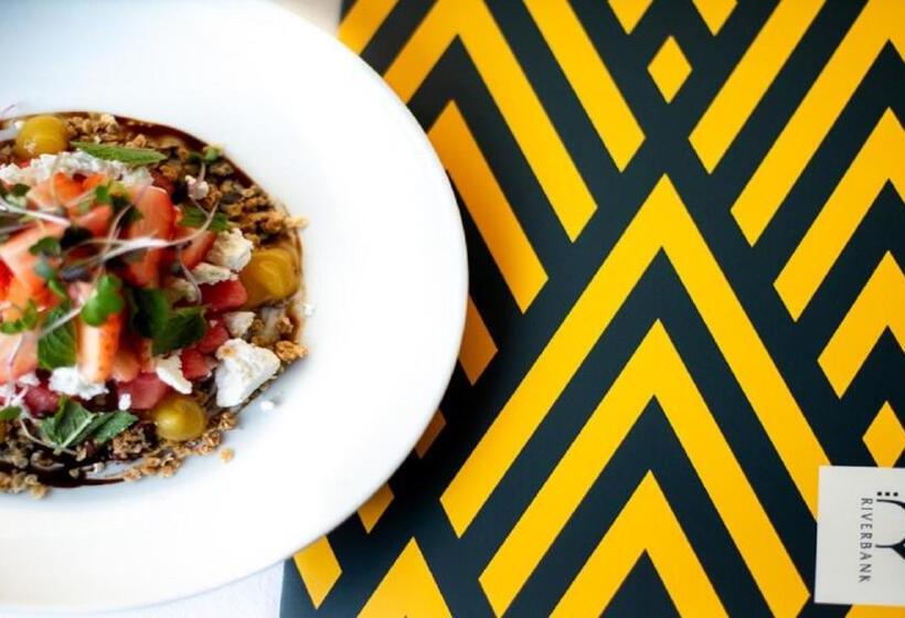 标准三人间, Riverbank House