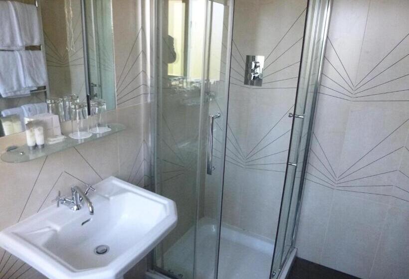 标准单人间, Riverbank House